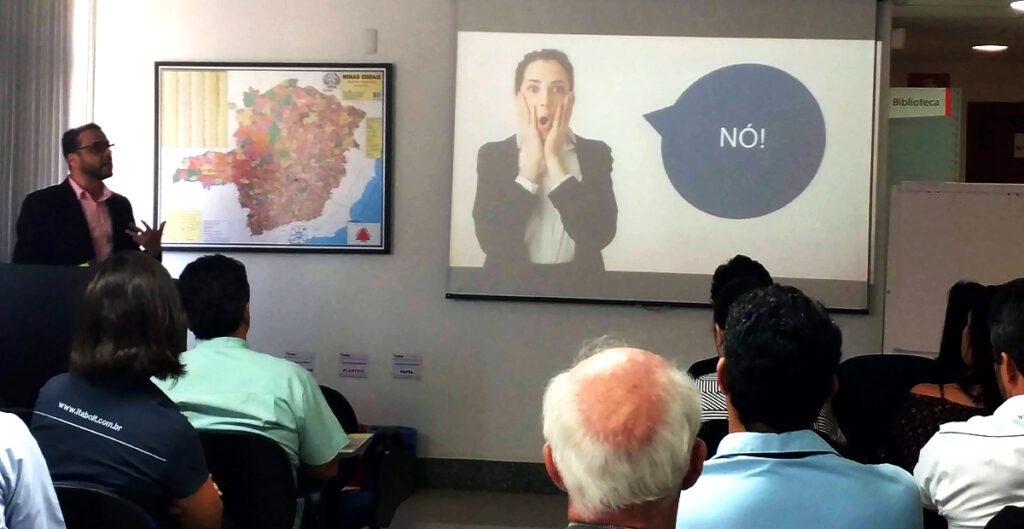 O Designer da Flip Lab, Júlio César, demonstrou seu profundo conhecimento em inovação ao conduzir uma palestra estratégica sobre Design Sprint para a equipe da Saint-Gobain, uma das líderes mundiais em materiais de construção e soluções sustentáveis.