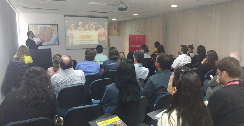 O Designer da Flip Lab, Júlio César, demonstrou seu profundo conhecimento em inovação ao conduzir uma palestra estratégica sobre Design Sprint para a equipe da Saint-Gobain, uma das líderes mundiais em materiais de construção e soluções sustentáveis.