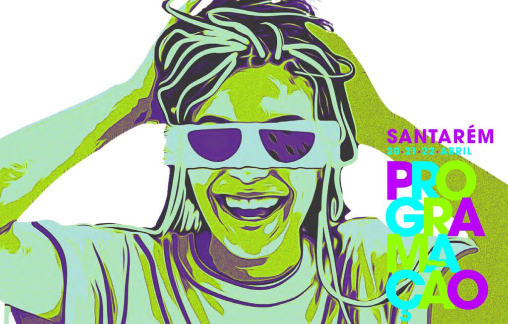 Uma ilustração vibrante em estilo pop art de uma mulher sorridente com as mãos nos cabelos. Ela usa óculos de sol grandes com lentes roxas e tem cores de pele em verde limão e azul-petróleo. A imagem tem um fundo preto com texto roxo e verde-limão à direita, que diz: 'SANTARÉM 20 21 22 ABRIL' e 'PRO-GRA-MA-ÇÃO 3.0' em linhas empilhadas.